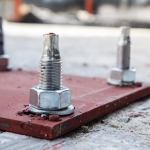 แผ่นฐานเหล็กสำหรับเสาเหล็ก พร้อมสลักเกลียวฝังยึด (Anchor Bolt)