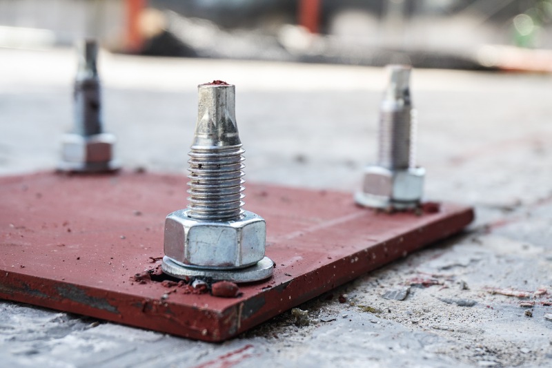 แผ่นฐานเหล็กสำหรับเสาเหล็ก พร้อมสลักเกลียวฝังยึด (Anchor Bolt)